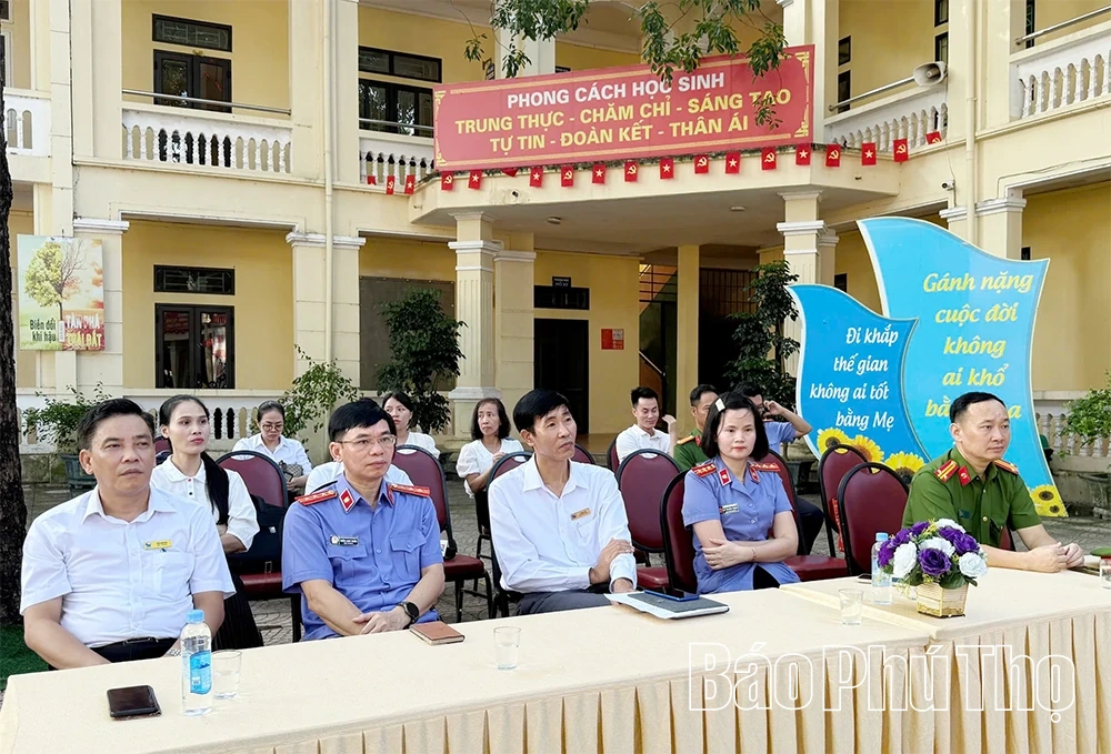 Viện KSND khu vực 9 phối hợp tuyên truyền pháp luật tại Trường THPT Vĩnh Yên