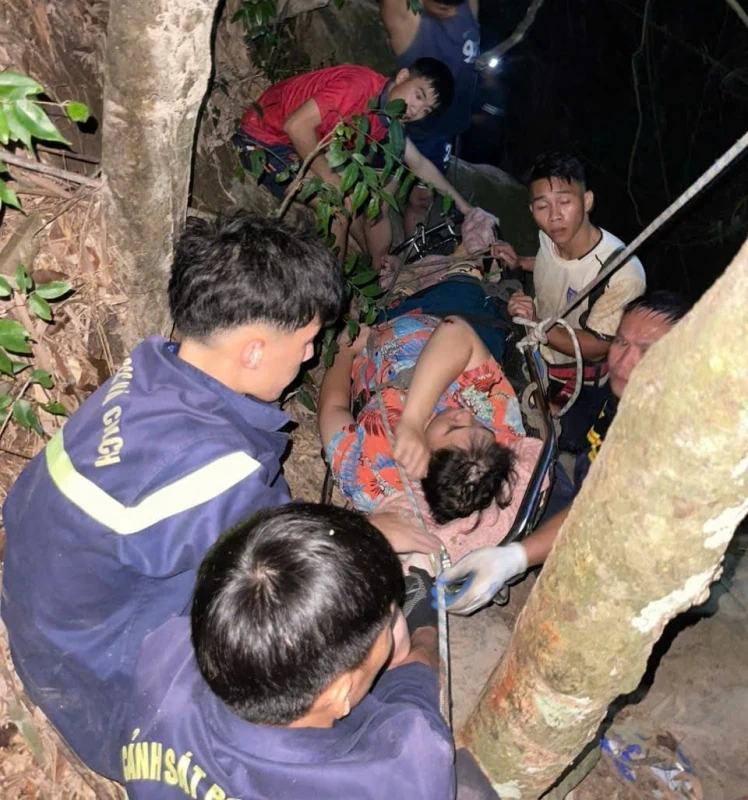 Cảnh sát cứu 3 người khuyết tật bị ngã xuống thác ở Tam Đảo