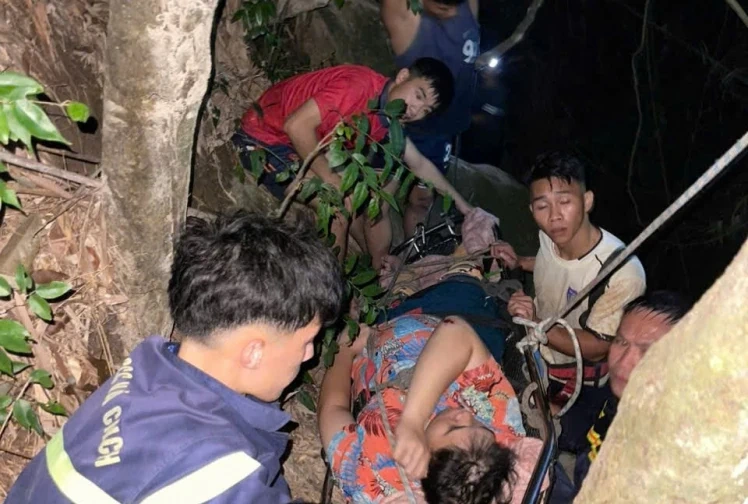 Cảnh sát cứu 3 người khuyết tật bị ngã xuống thác ở Tam Đảo