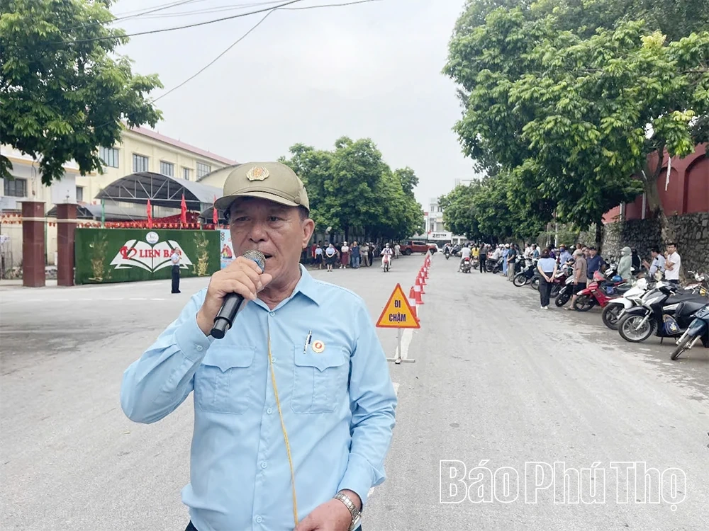 Người lính đảm bảo an toàn giao thông ở trường học