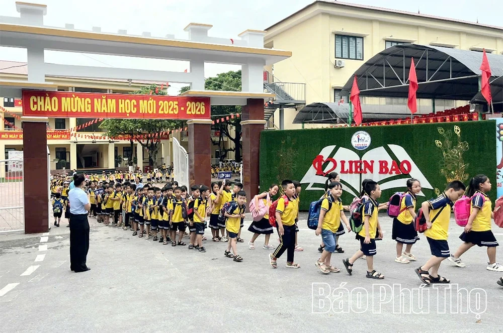 Người lính đảm bảo an toàn giao thông ở trường học