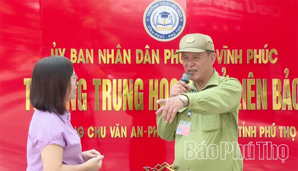 Người lính đảm bảo an toàn giao thông ở trường học