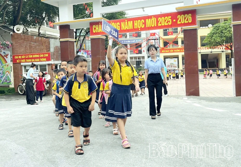Người lính đảm bảo an toàn giao thông ở trường học
