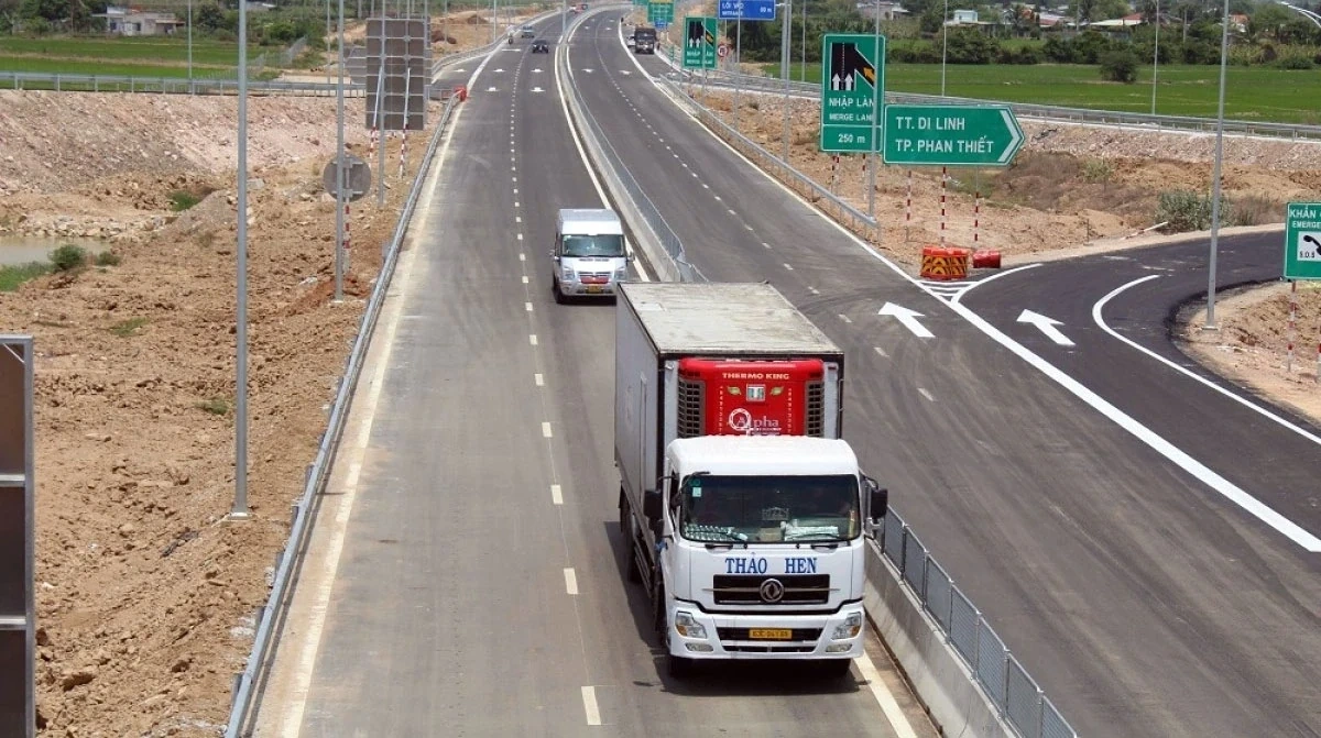 Từ 18/9, cấm xe tải trên 7,5 tấn, xe khách trên 29 chỗ đi vào làn 1 cao tốc 2 làn