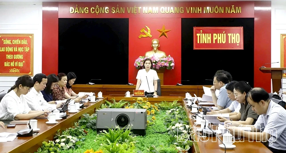 Phó Chủ tịch UBND tỉnh Phùng Thị Kim Nga nghe báo cáo Đề án phát triển văn hóa, con người Phú Thọ