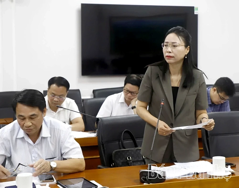 Phó Chủ tịch UBND tỉnh Phùng Thị Kim Nga nghe báo cáo Đề án phát triển văn hóa, con người Phú Thọ