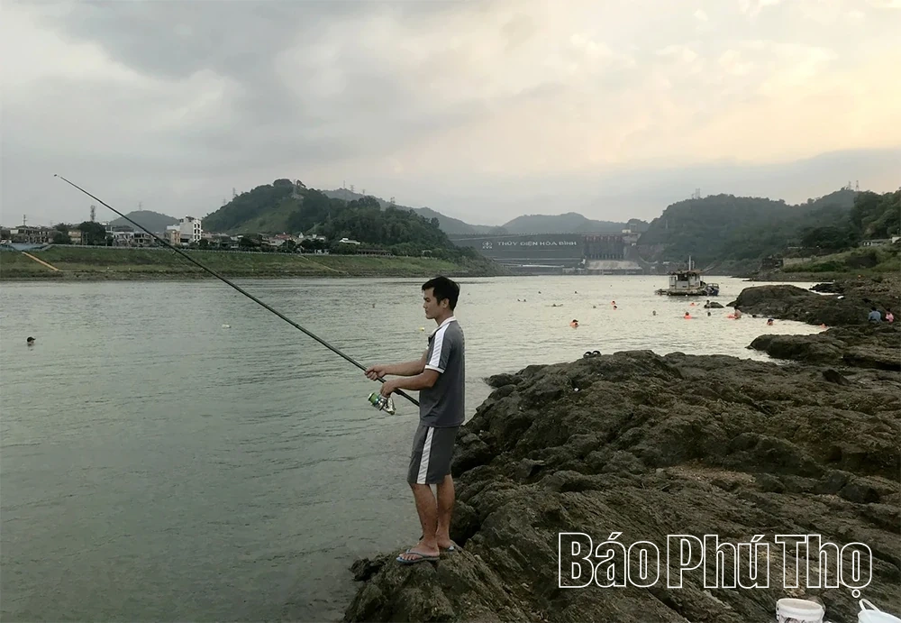 Trắng đêm với các cần thủ trên dòng sông Đà