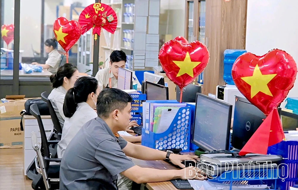 Thi đua lao động, sản xuất, lập thành tích chào mừng Đại hội