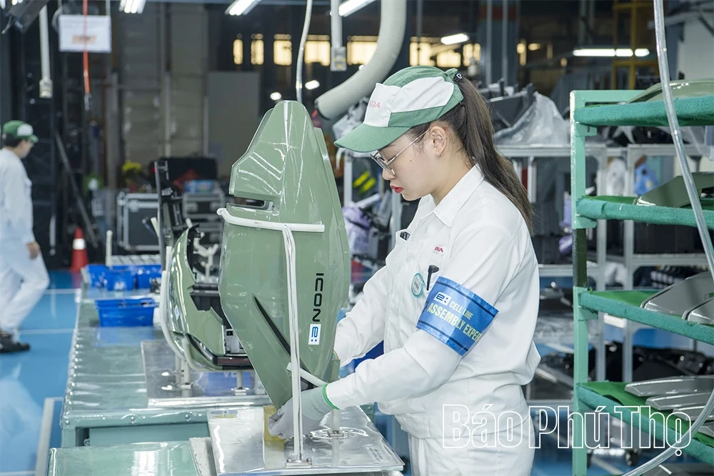 Thi đua lao động, sản xuất, lập thành tích chào mừng Đại hội