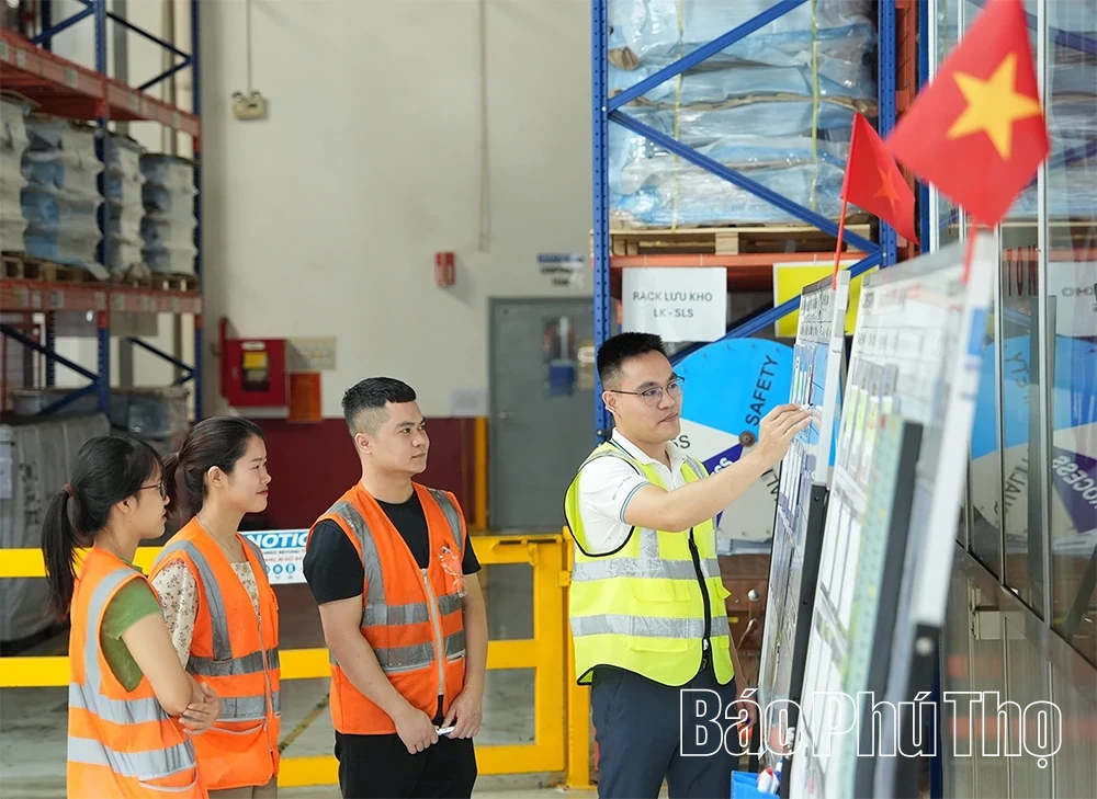 Thi đua lao động, sản xuất, lập thành tích chào mừng Đại hội