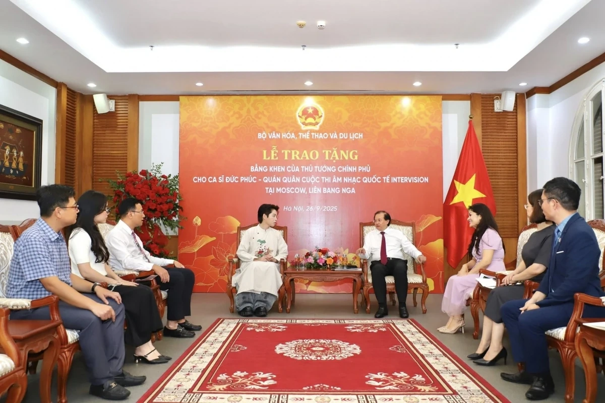 Đức Phúc nhận Bằng khen của Thủ tướng Chính phủ