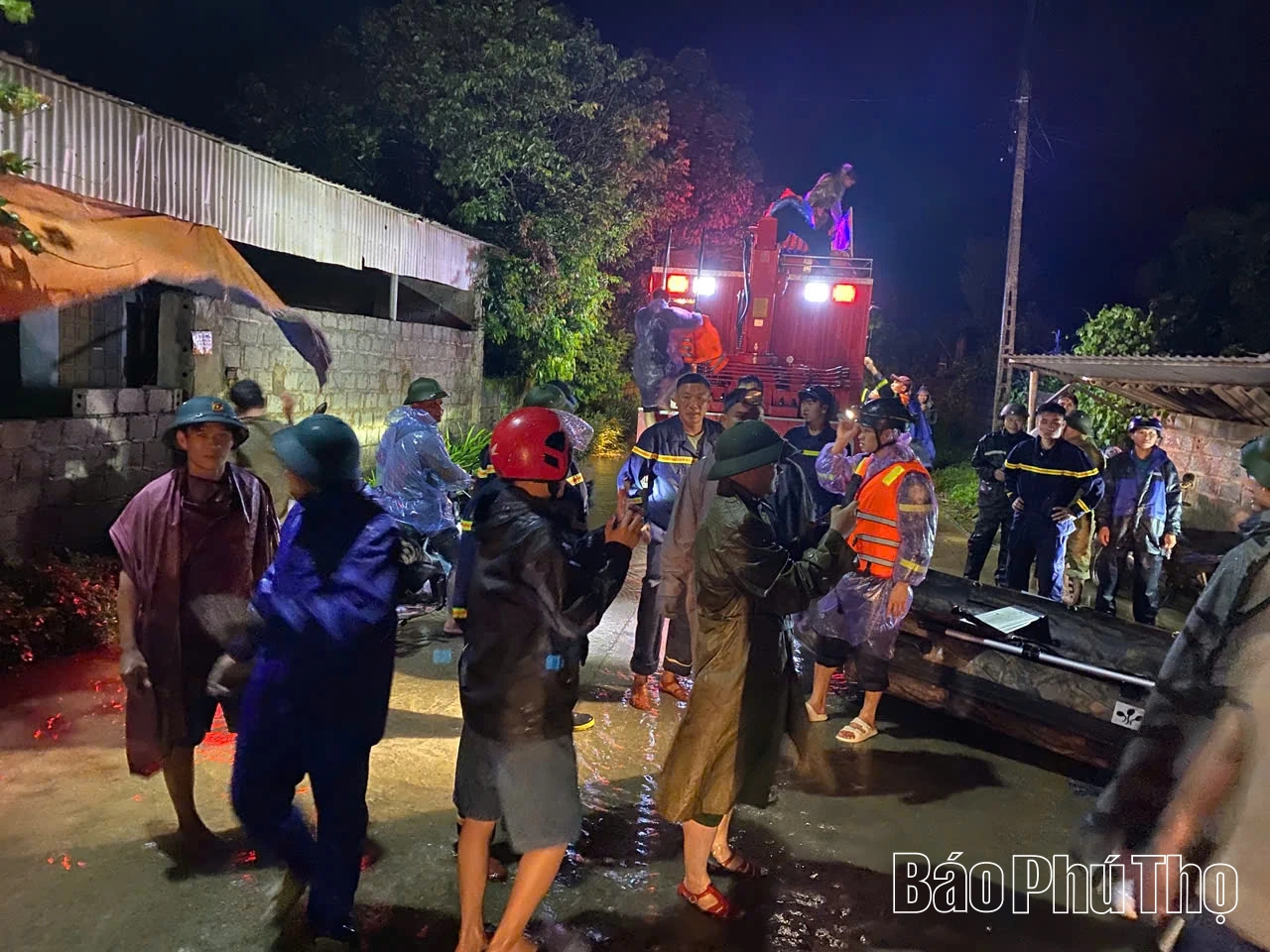 Cứu hộ 2 người dân bị mắc kẹt giữa dòng lũ sông Bôi tại xã Dũng Tiến