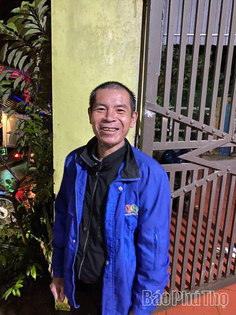 Cứu hộ 2 người dân bị mắc kẹt giữa dòng lũ sông Bôi tại xã Dũng Tiến