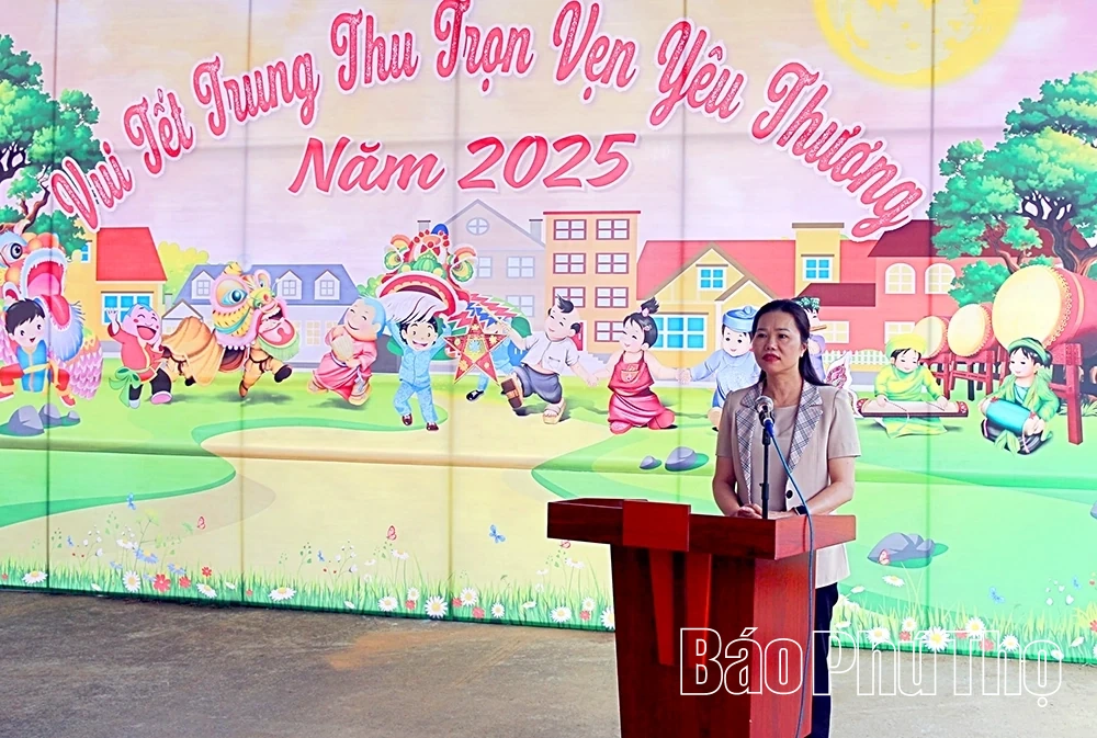 Thăm hỏi, tặng quà Tết Trung thu cho trẻ em có hoàn cảnh khó khăn xã Trung Sơn