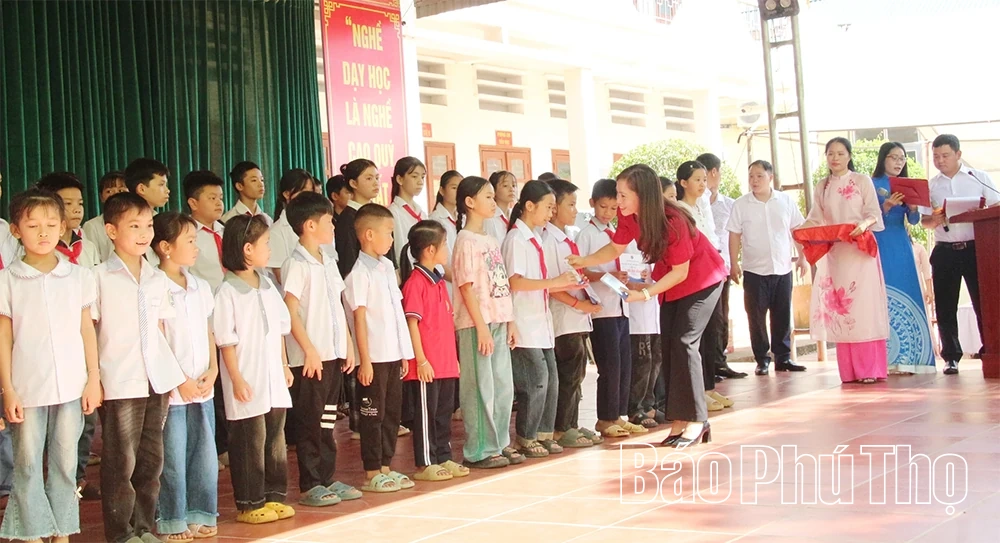 Tặng 100 suất học bổng và 350 suất quà cho trẻ em xã Nhân Nghĩa