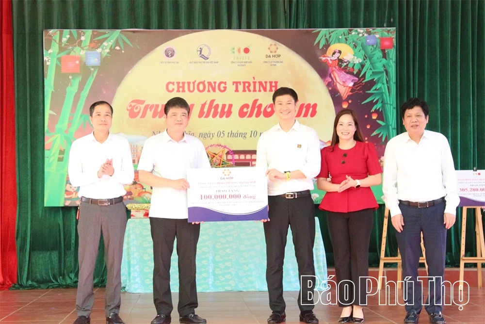 Tặng 100 suất học bổng và 350 suất quà cho trẻ em xã Nhân Nghĩa