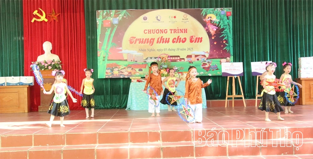 Tặng 100 suất học bổng và 350 suất quà cho trẻ em xã Nhân Nghĩa