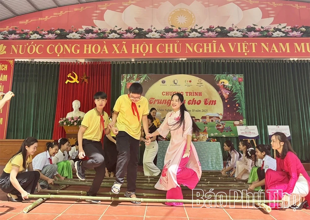 Tặng 100 suất học bổng và 350 suất quà cho trẻ em xã Nhân Nghĩa