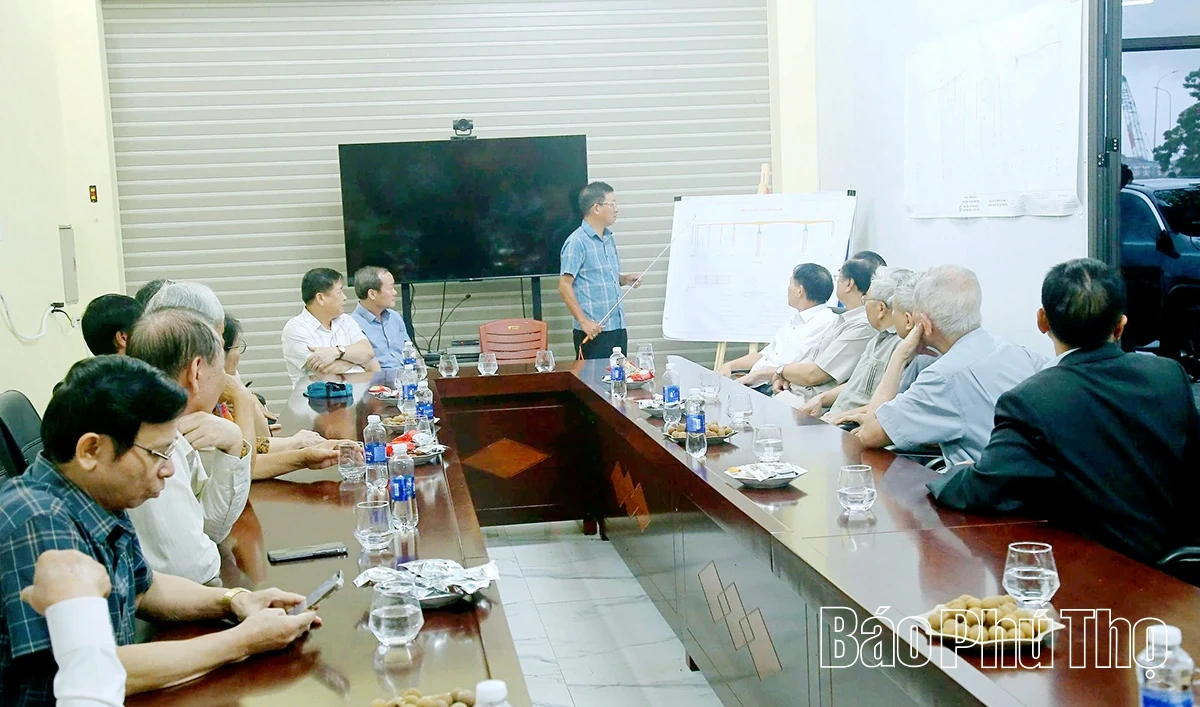 Các đồng chí nguyên Thường trực Tỉnh ủy tham quan một số dự án trọng điểm trên địa bàn tỉnh
