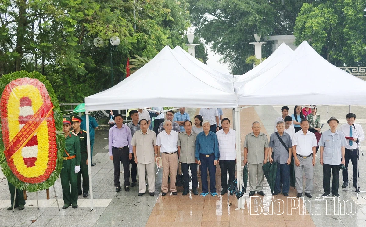 Các đồng chí nguyên Thường trực Tỉnh ủy tham quan một số dự án trọng điểm trên địa bàn tỉnh