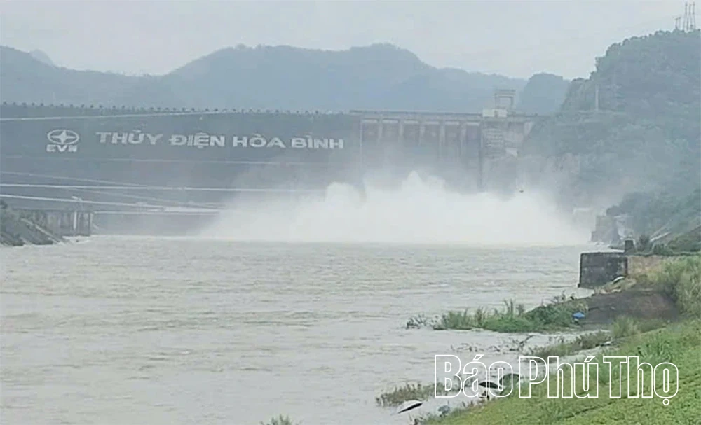 Thuỷ điện Hoà Bình và Thuỷ điện Tuyên Quang tiếp tục mở cửa xả đáy thứ 2