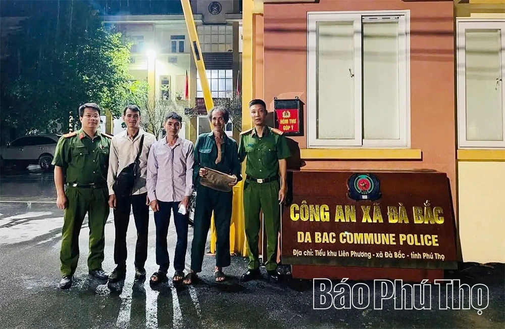 Công an xã Đà Bắc giúp cụ ông đi lạc về với gia đình