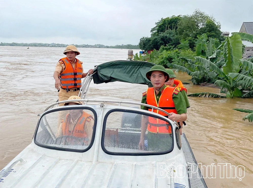 Gần 800 hộ dân được lực lượng Công an hỗ trợ di dời đến nơi an toàn