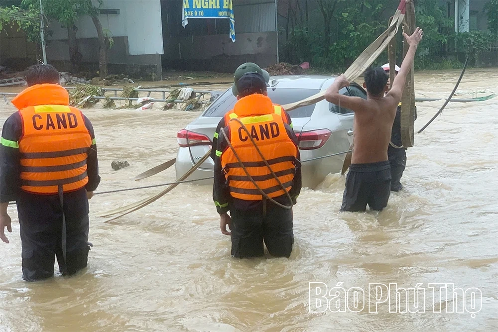 Gần 800 hộ dân được lực lượng Công an hỗ trợ di dời đến nơi an toàn