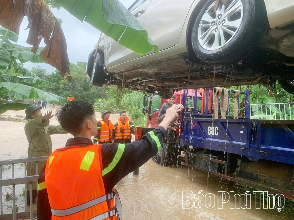 Gần 800 hộ dân được lực lượng Công an hỗ trợ di dời đến nơi an toàn