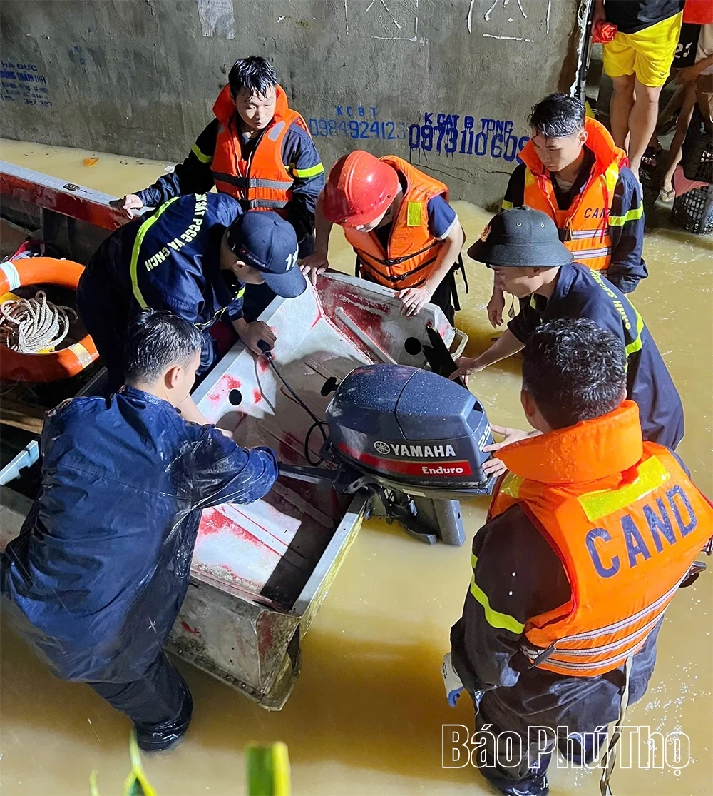 Gần 800 hộ dân được lực lượng Công an hỗ trợ di dời đến nơi an toàn