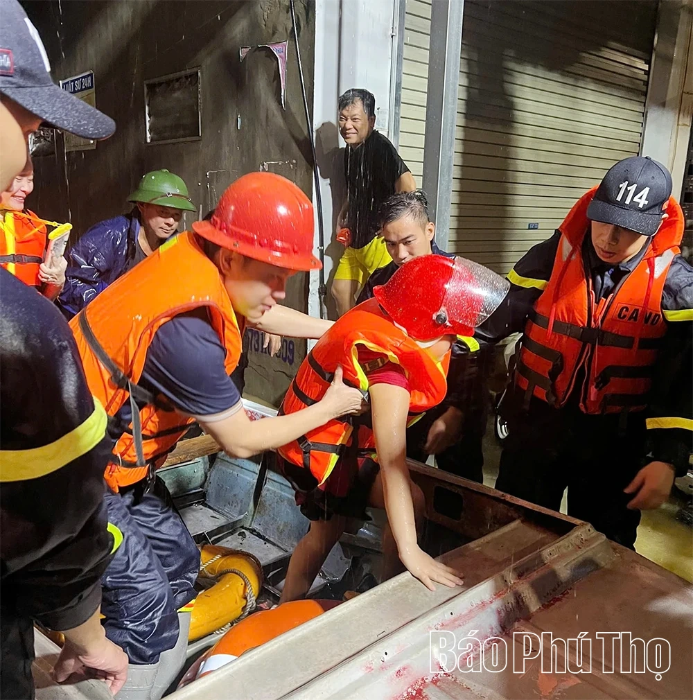 Gần 800 hộ dân được lực lượng Công an hỗ trợ di dời đến nơi an toàn