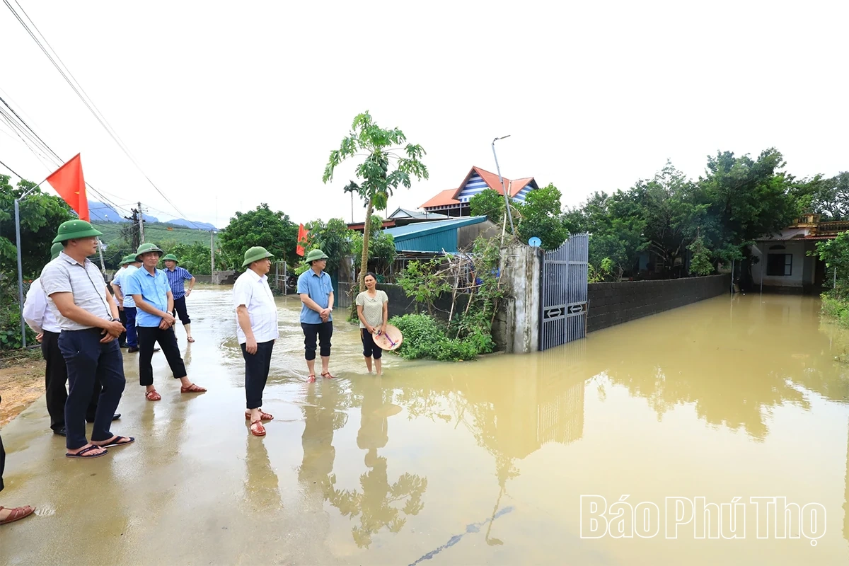 Phó Chủ tịch UBND tỉnh Đinh Công Sứ kiểm tra, chỉ đạo khắc phục hậu quả hoàn lưu bão số 10 khu vực Hoà Bình