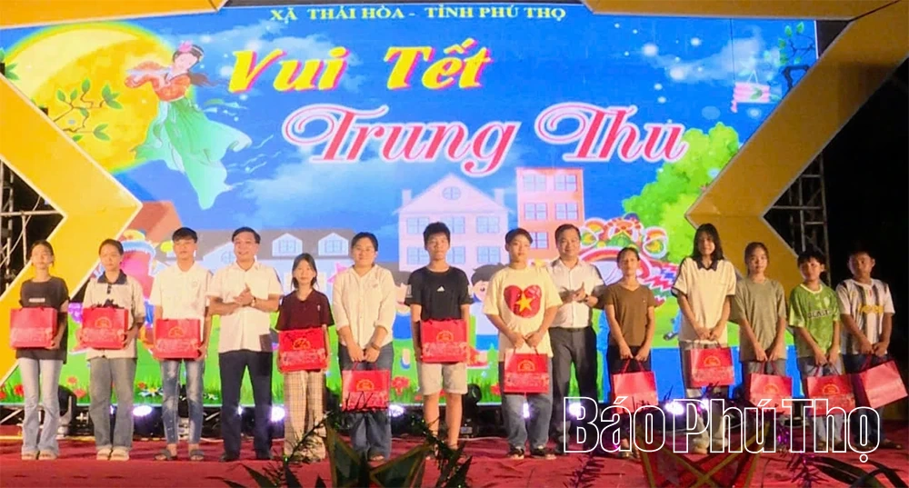 Phó Trưởng Đoàn Đại biểu Quốc hội tỉnh Nguyễn Văn Mạnh dự Đêm hội Trăng rằm tại xã Thái Hòa