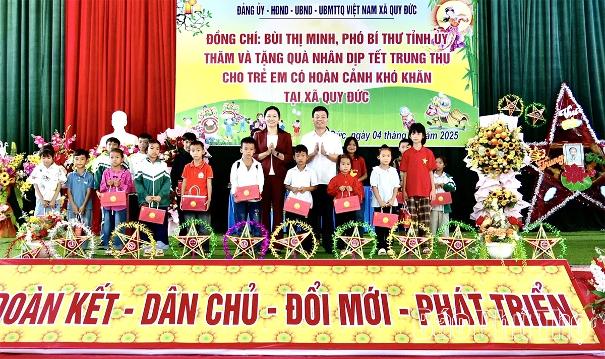 Tặng quà Trung thu cho 100 trẻ em có hoàn cảnh khó khăn xã Quy Đức