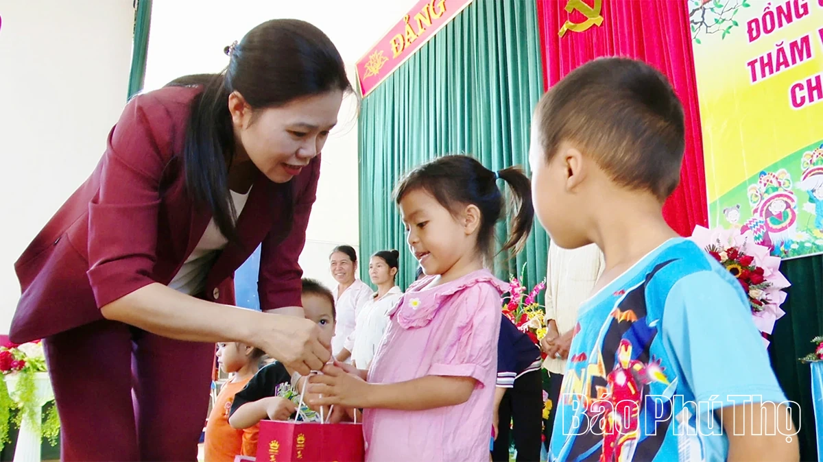 Tặng quà Trung thu cho 100 trẻ em có hoàn cảnh khó khăn xã Quy Đức