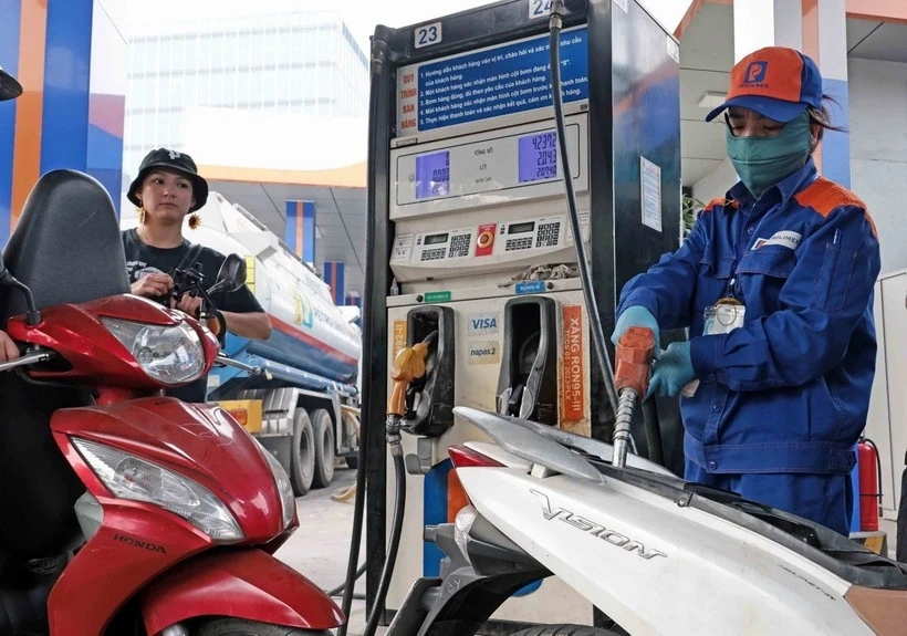 Giá xăng dầu đồng loạt giảm, mặt hàng RON95-III về ngưỡng 19.729 đồng mỗi lít