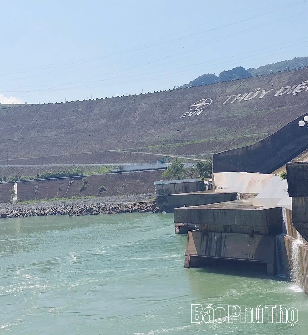 Thuỷ điện Hoà Bình đóng nốt 1 cửa xả đáy