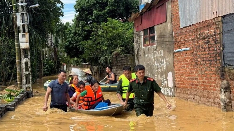 Cán bộ, chiến sĩ quân đội, công an sát cánh cùng người dân vùng lũ