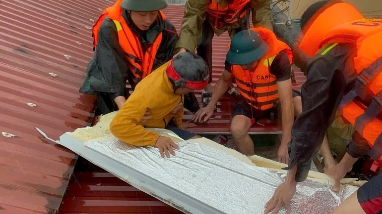 Cán bộ, chiến sĩ quân đội, công an sát cánh cùng người dân vùng lũ