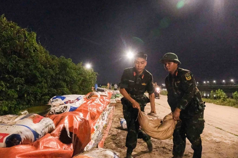 Cán bộ, chiến sĩ quân đội, công an sát cánh cùng người dân vùng lũ