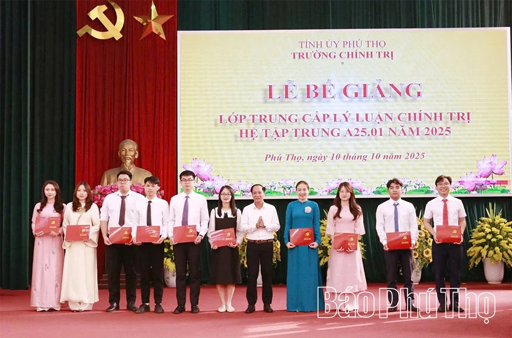 Bế giảng Lớp Trung cấp lý luận chính trị hệ tập trung A25.01