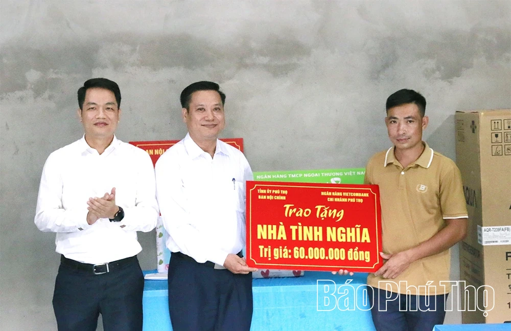 Trao nhà tình nghĩa tại xã Trung Sơn