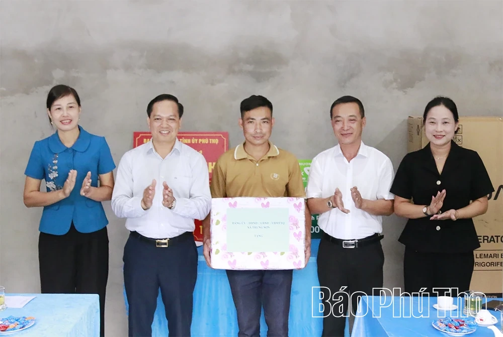 Trao nhà tình nghĩa tại xã Trung Sơn
