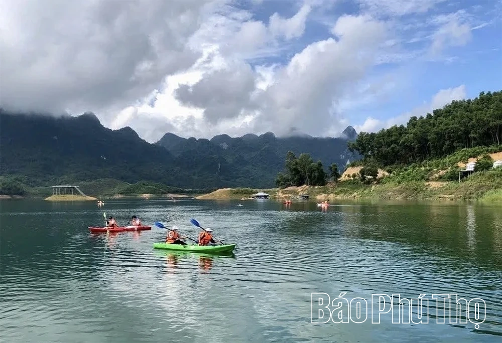 Trải nghiệm cảnh sắc thiên nhiên, văn hóa hồ Hòa Bình