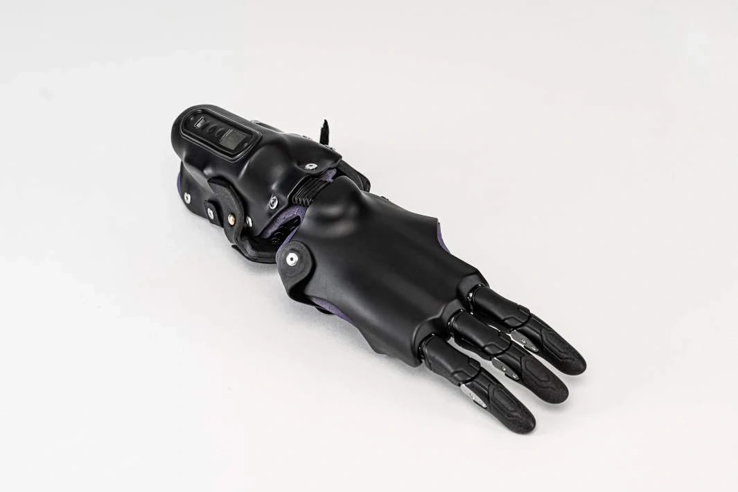 Chân tay giả đầu tiên trên thế giới có thể điều khiển bằng cảm biến quang học