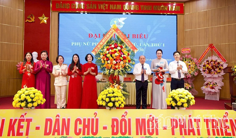 Phó Bí thư Tỉnh uỷ, Chủ tịch Ủy ban MTTQ tỉnh Bùi Đức Hinh dự Đại hội đại biểu Phụ nữ phường Vân Phú lần thứ I