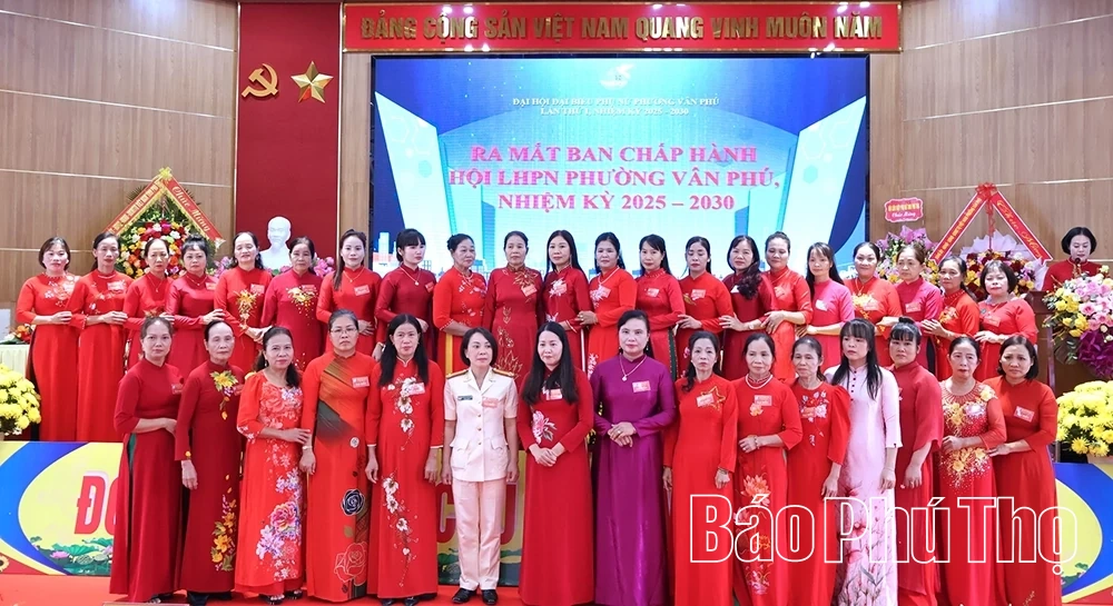 Phó Bí thư Tỉnh uỷ, Chủ tịch Ủy ban MTTQ tỉnh Bùi Đức Hinh dự Đại hội đại biểu Phụ nữ phường Vân Phú lần thứ I