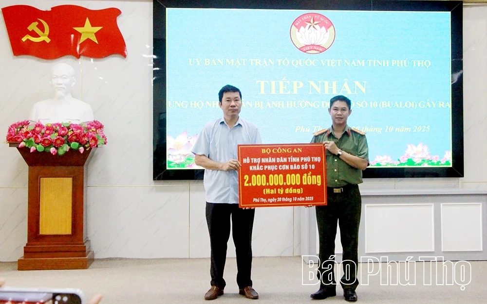Tiếp nhận 2,5 tỷ đồng ủng hộ để khắc phục hậu quả bão số 10