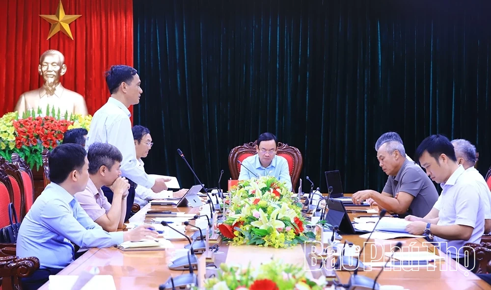Họp bàn giải quyết vướng mắc về đất nông, lâm trường quản lý khi giải phóng mặt bằng và tại 3 dự án trọng điểm khu vực Hòa Bình
