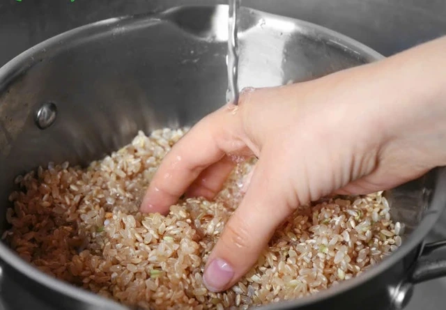 Ngâm gạo lứt trước khi nấu có tác dụng gì?